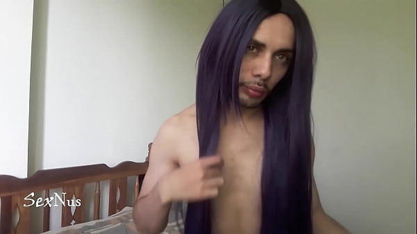 Chico peina su cabello para salir a trabajar de transexual 