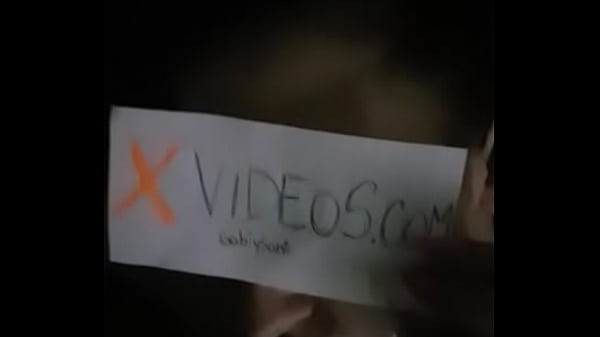 Le lleno la cara de leche 