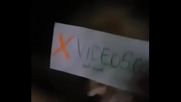 Le lleno la cara de leche 