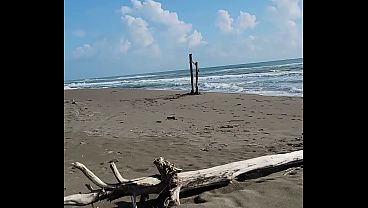 Sexo p&uacute_blico arriesgado en la playa casi nos atrapan