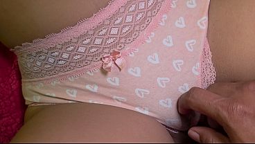 Voy hacia mi hijastra y al tocarla moja su pantaleta
