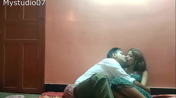 Desi Young Vabi Secrets Sex With Food Delivery Boy thumbnail