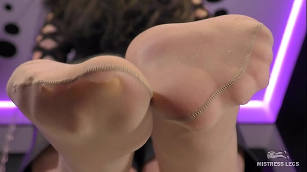 Mistress Legwashingnylon feet fromthe chocolate topping