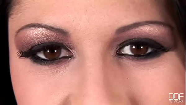 Nonton Buzzing Around Her Beaver [part 2] thumbnail