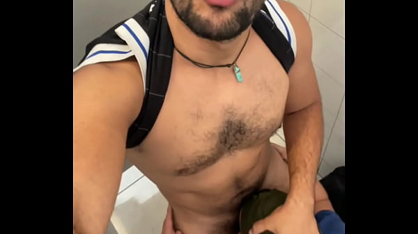 Fodi Um Desconhecido Que Ficou Louco De Tes&atilde;o Olhando Meu Pau No Mict&oacute;rio. thumbnail