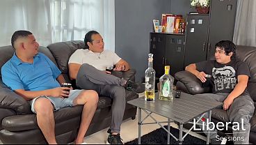 Nonton Hijastro Folla Junto Con Sus Amigos A Su Madrastra thumbnail