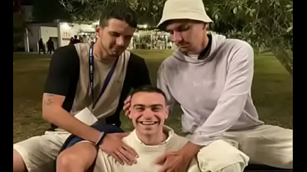 Nonton Much&iacute;simos Gays Super Sabrosos Cogen Sin Descanso thumbnail