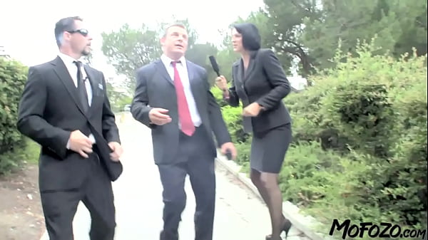 Play MP4 - MOFOZO&period;com - Surprised Journalist Gets A Visit By The Gouvernator&excl;