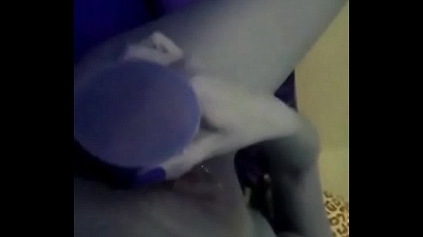 Loira gostosa gozando no pau de b 