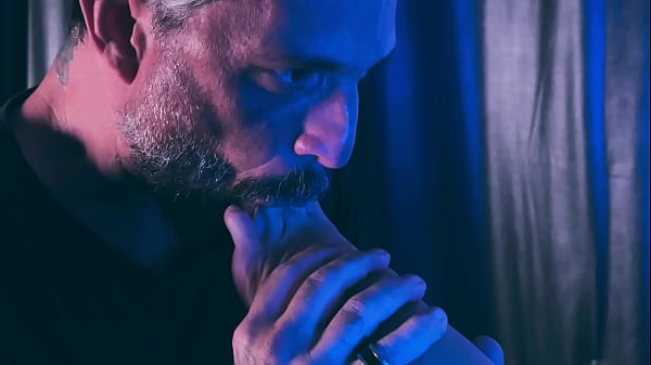 Feel my feet melting on your mouth 