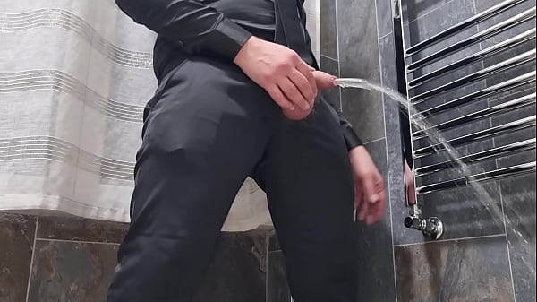 ARRAPATO CON VESTITO | SBORRATA (DIALOGO ITALIANO SPORCO) GEME E PISCIA CON UN CAZZO ENORME 