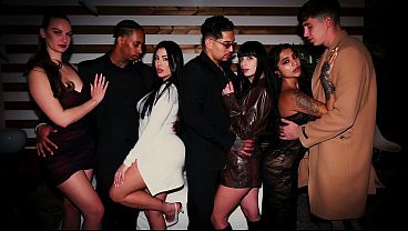 Nonton Llevo A Mi Esposa A Una Orgia Sorpresa Con Mis Mismos Y Follamos Todos Con Todos- Yasmina Khan - Silvia Soprano- Sapphire La Piedra- Curry Chloe thumbnail