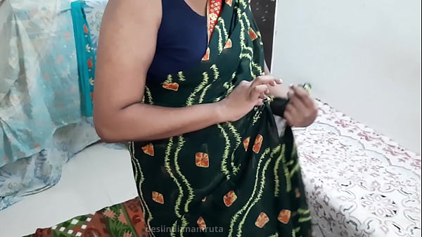 Play MP4 - Desi Sexy Hot Cute Indian Bhabhi Wearing Dark Green Saree