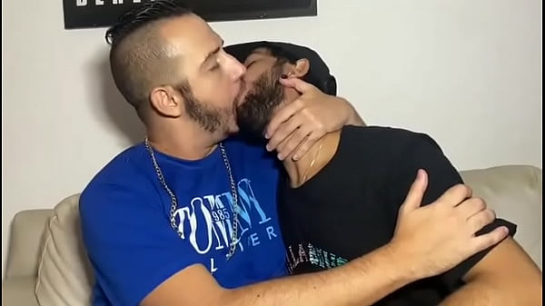 Play MP4 - beijo gostoso entre latinos