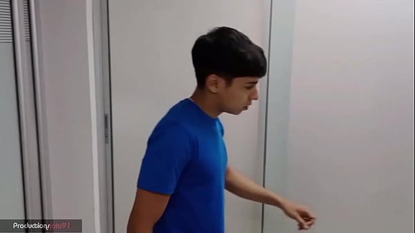 llega cachonda y con ganas de verga, sin pensarlo me lo saca y empieza a mamarlo bien delicioso 