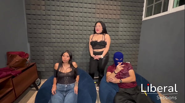 Chica Petite De 19 A&ntilde;os Es Cogida Por Un Chico De Verga Enorme thumbnail