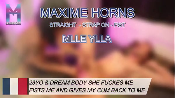 Mlle ylla commence par me sucer tendrement me retourne me gode et me fiste jusqu&rsquo;&agrave; ce que je gicle dans 