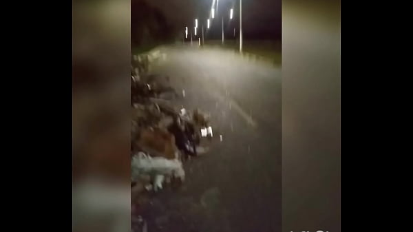 Mostrando meu pauzinho na rua 