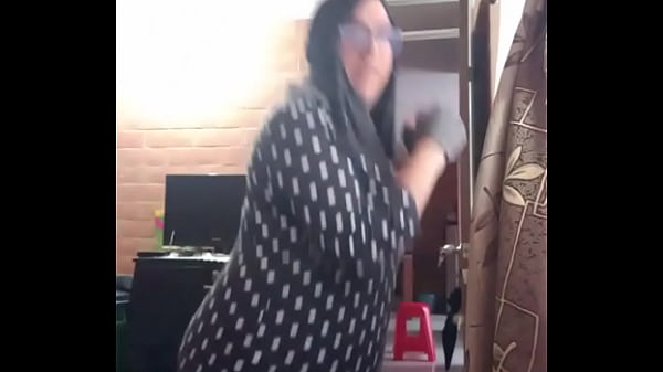 Travesti viene del gimnasio a ejercitar su pene 