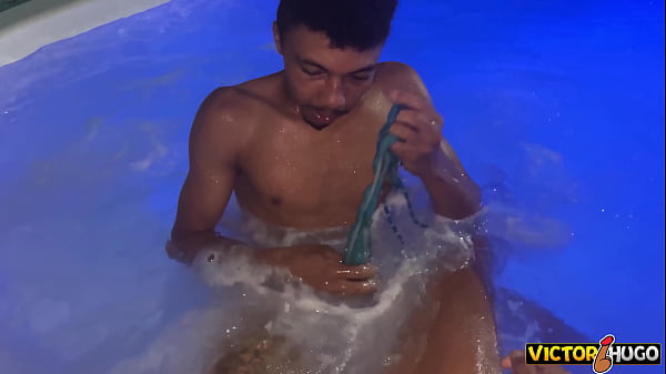 Vendedor de rede fodendo com cliente na piscina 