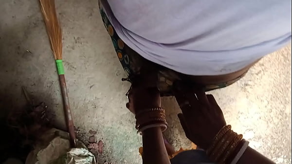 Play MP4 - Bengali Bhabhi XXX झाड़ू निकाल रही भाभी को छत पर बने रूम जबरदस्त चोदा &excl; साफ हिंदी आवाज में