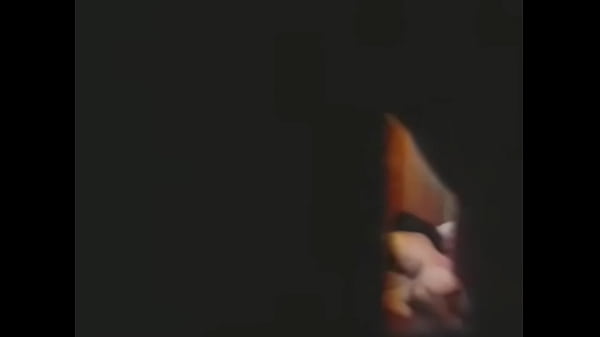 Espiando_vizinhospelo buraco da_parede de madeira Desculpa pela_tremedeira é que filmeisó comuma mão a outra estavaocupadasacoméé