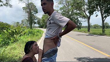 Chupando polla en una carretera pú_blica, casi nos atrapan