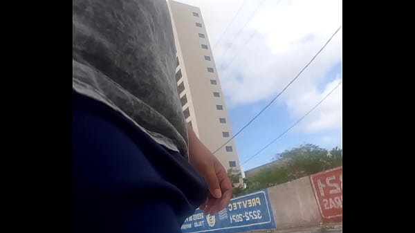 Mala marcando na rua 