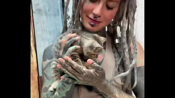 This little kitty loves my dreadlocks do youts play with your hair too #kittylove #dreadlockvibes #furryfrie