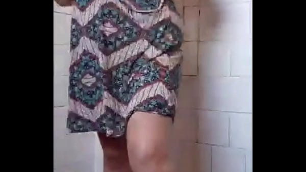 Play MP4 - Fazendo striper na hora do banho