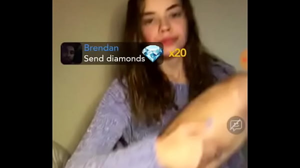 Novinha gostosa fazendo live 