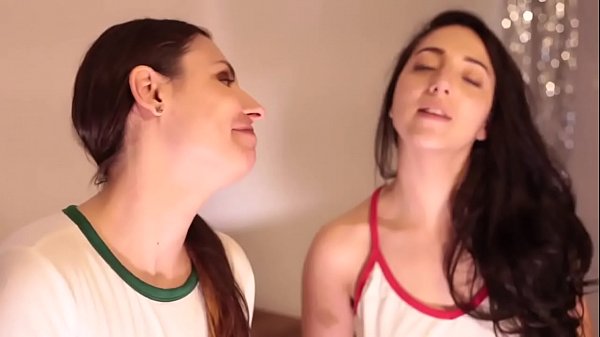 Play MP4 - Emme White chupou a buceta gostosa da Lis XXX e brincaram de Punheta Guiada e Podolatria&period; Lis XXX abriu a bunda gostosa e grande pra emme white meter a lingua e as duas chuparam os pezinhos uma da outra&comma; Podolatria l&eacute;sbica e foda gostosa