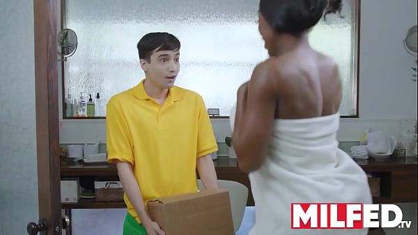 Der lieferbote von amazon liefert seinen schwanz milfed