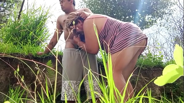 Outdoor sex_with a_mature MILF giving a good cock sucking
