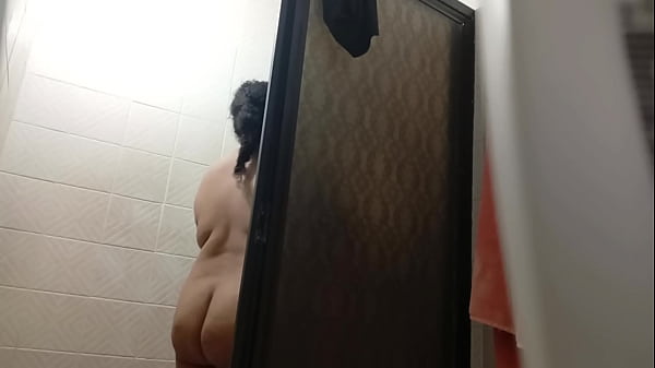 Rica gorda con co&ntilde;o gordo y peludo d&aacute;ndose una ducha 