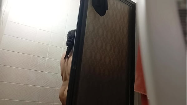 Rica gorda con co&ntilde;o gordo y peludo d&aacute;ndose una ducha 