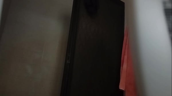 Rica gorda con co&ntilde;o gordo y peludo d&aacute;ndose una ducha 