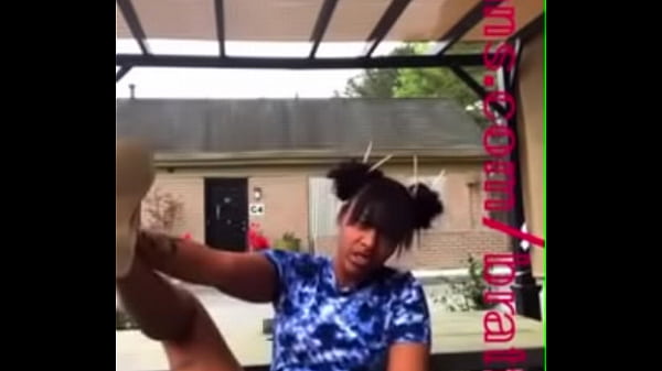 Ebonygirl twerk thenplay with pussy