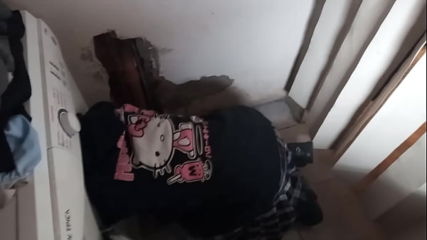 Paula se_atasca en el lavarropas_y el plomero se_la folla