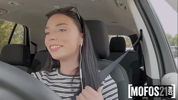 La conductora de uber perfecta est&aacute; caliente y se folla al cliente gianna ivy mofos21