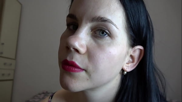 Giantess Anna Shows Her Face thumbnail