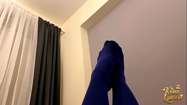 Nonton Kira Queen Teases Feet As Dildo Stretches Her Tight Asshole! thumbnail