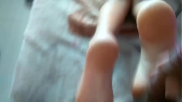 Play MP4 - Gozando nos p&eacute;s da namorada pnvideos&period;com