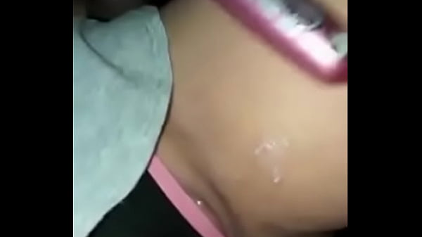 Amiga caliente se masturba con cepillo