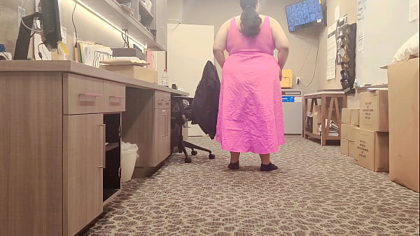 Chub shakes ass in dress 