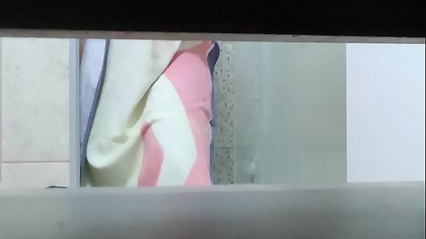 Irm&atilde; com marquinha gostosa &eacute; gravada tomando banho sem ela saber 