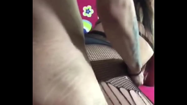 ESTE CHICO DISFRUTO DEMASIADO DE LO DILATADA QUE ESTABA Y LLEGO HASTA EL FONDO DE MI CULO MIENTRAS ME ESCUCHABA PEDIRLE MAS Y MAS Y ME NALGUEABA YA AMBOS BIEN EXCITADOS HASTA QUE TERMINAMOS