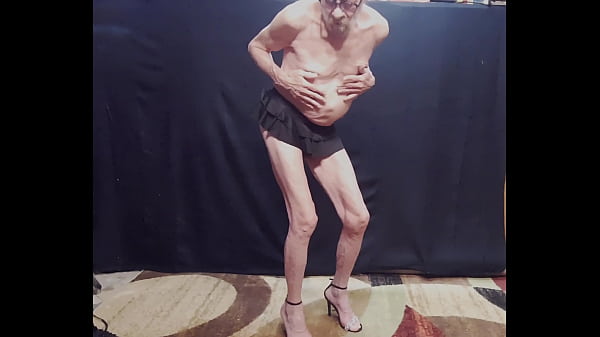 Play MP4 - Busy-Bottom in a Mini-Mini skirt