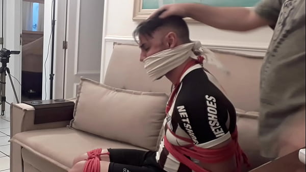 Peter &eacute; Um Jogador De Futebol Capturado Amarrado E Amorda&ccedil;ado Depois Do Jogo E Mantido Escondido Ballgagged Em Seu Uniforme De Futebol Cenas De Bastidores #bts 2 From Bondageman&reg; thumbnail