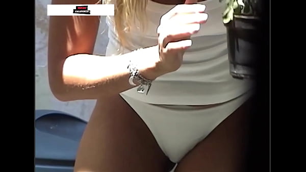 Flagrei A Mulher Da Casa Do Lado Fazendo Limpeza De Calcinha Enfiada No Cu thumbnail